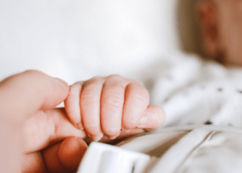 Caz șocant în Căușeni: Mama unui bebeluș găsit mort într-o gură de canalizare ar putea fi cercetată penal