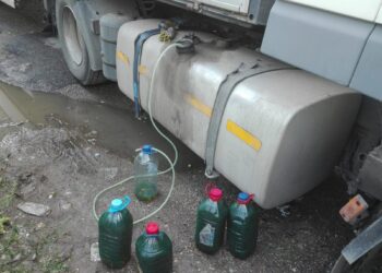 Furt de motorină în comuna Grătiești: 214 litri furați dintr-un camion, suspecții reținuți