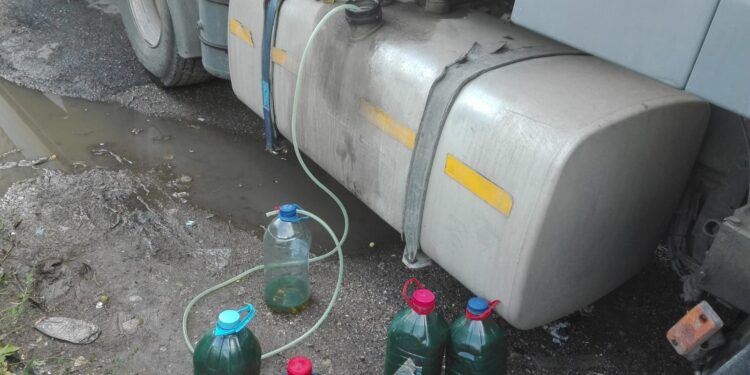 Furt de motorină în comuna Grătiești: 214 litri furați dintr-un camion, suspecții reținuți