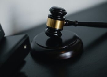 Grup infracțional desființat de PCCOCS: Patru bărbați acuzati de migrație ilegală și falsificarea documentelor