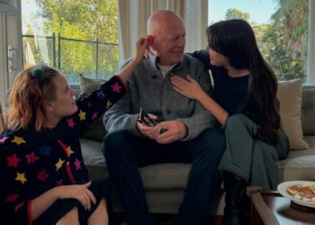 Дочери Брюса Уиллиса опубликовали новое фото неизлечимо больного отца