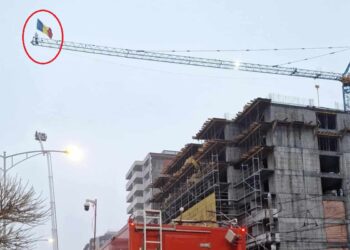 „Stegarul Dac” s-a suit pe o macara, în București, fluturând steagul României, și refuză să coboare