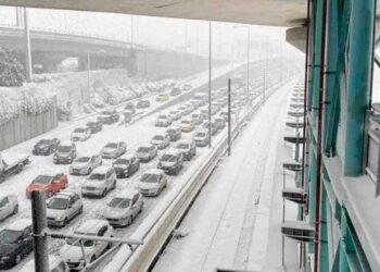 Электромобили в Греции встали на дороге из-за холода