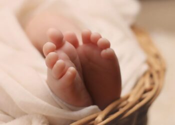 Fetiță născută în ambulanță și alta acasă: Două cazuri de naștere rapidă în decembrie