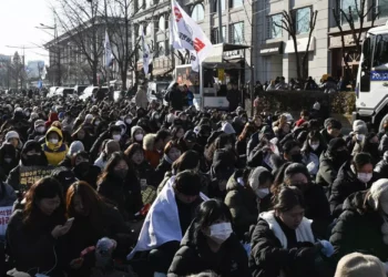 Președintele Coreei de Sud a fost suspendat din funcție după ce a decretat legea marțială. Zeci de mii de oameni sărbătoresc în fața parlamentului