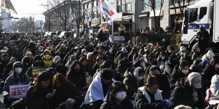 Președintele Coreei de Sud a fost suspendat din funcție după ce a decretat legea marțială. Zeci de mii de oameni sărbătoresc în fața parlamentului