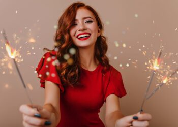 Cum influențează culoarea vestimentației de Revelion anul care vine: Evită roșul în noaptea dintre ani