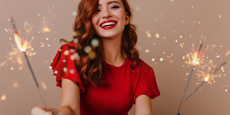 Cum influențează culoarea vestimentației de Revelion anul care vine: Evită roșul în noaptea dintre ani