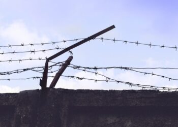 Condamnare pentru un tânăr din domeniul securității: A bătut un bărbat și a folosit gaze lacrimogene