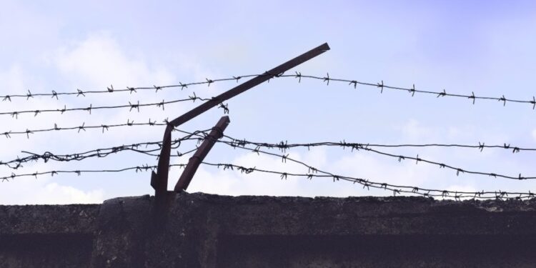 Condamnare pentru un tânăr din domeniul securității: A bătut un bărbat și a folosit gaze lacrimogene