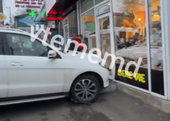 Автомобиль врезался в витрину магазина в Кишиневе: на место происшествия прибыли медики