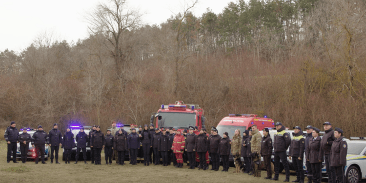 Сотрудники МВД поздравили молдаван с праздниками исполнением колядки
