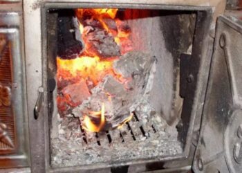 Femeie de 81 de ani grav rănită într-un accident casnic: Explozie provocată de lichid inflamabil la Căușeni