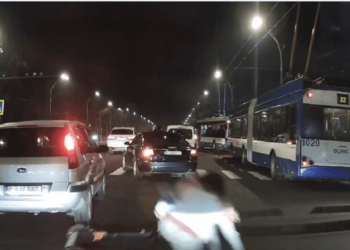 La un pas de tragedie: Momentul în care o tânără se strecoară cu trotineta printre automobile, pierde controlul asupra ghidonului și „aterizează” pe asfalt