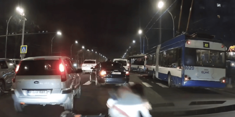 La un pas de tragedie: Momentul în care o tânără se strecoară cu trotineta printre automobile, pierde controlul asupra ghidonului și „aterizează” pe asfalt