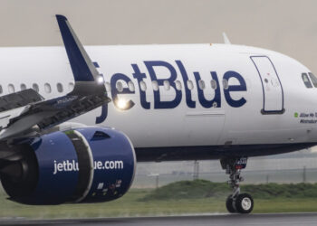 O bucată de gheaţă „cât un pepene roşu” a căzut, prin acoperiș, în dormitorul unui cuplu. Ce despăgubiri sunt cerute companiei aeriene