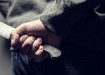 Un tânăr l-a ucis amantul mamei sale, la Slobozia. L-a înjunghiat mai mult de 30 de ori și i-a tăiat beregata