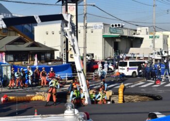 В Японии огромный провал поглотил грузовик с водителем
