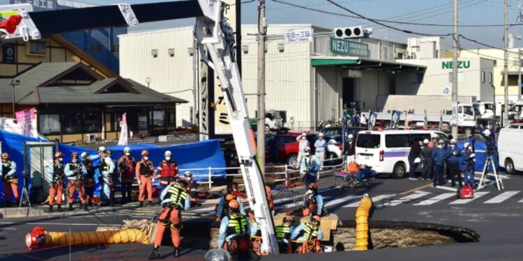 В Японии огромный провал поглотил грузовик с водителем