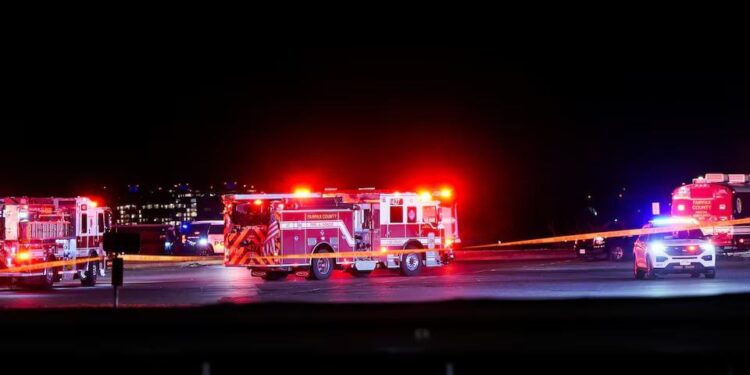 В Вашингтоне разбился пассажирский самолет, столкнувшись с вертолетом и упав в реку. На борту находились российские чемпионы мира по фигурному катанию