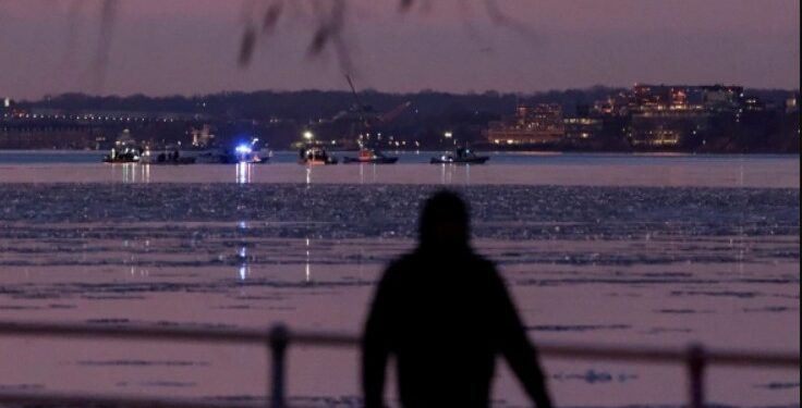 Спасатели достали тела более 30 погибших в авиакатастрофе в Вашингтоне