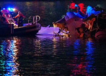 Спасатели обнаружили тела 40 погибших в авиакатастрофе в Вашингтоне