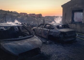 Во Франции в новогоднюю ночь сожгли почти 1000 автомобилей