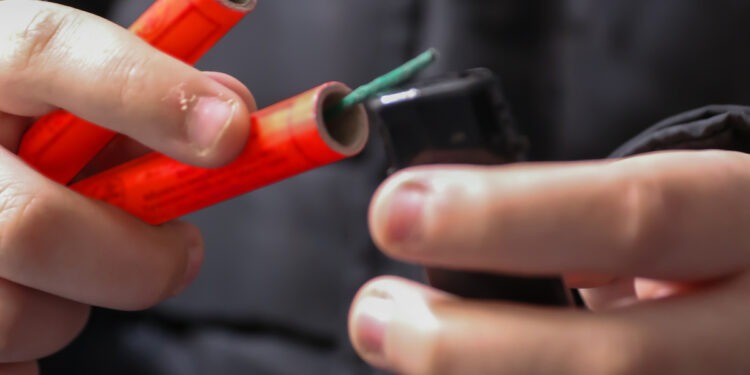 Молдаванин в Италии получил серьёзные травмы после взрыва петарды в руке