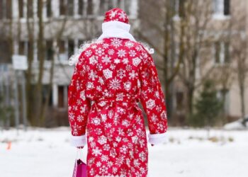 В России мужчина в костюме Деда Мороза сделал селфи с владельцем магазина, а потом застрелил его