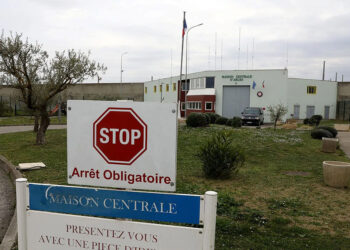 Заключенный захватил заложников в тюрьме французского Арля