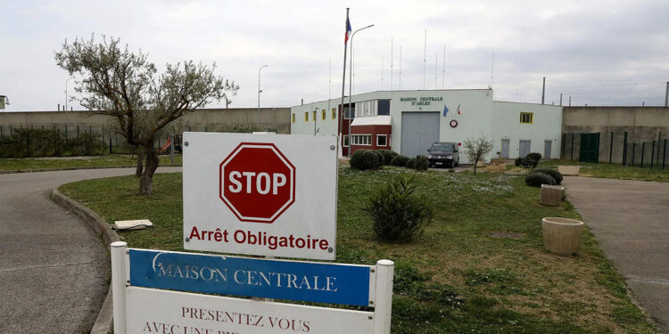 Заключенный захватил заложников в тюрьме французского Арля