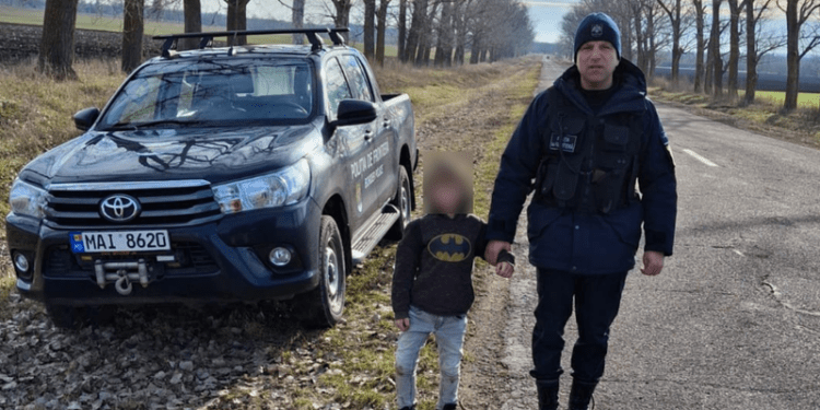Un copil de 6 ani hoinărea singur în zona de frontieră la Liveni: Poliția l-a preluat și l-a dus la asistența socială