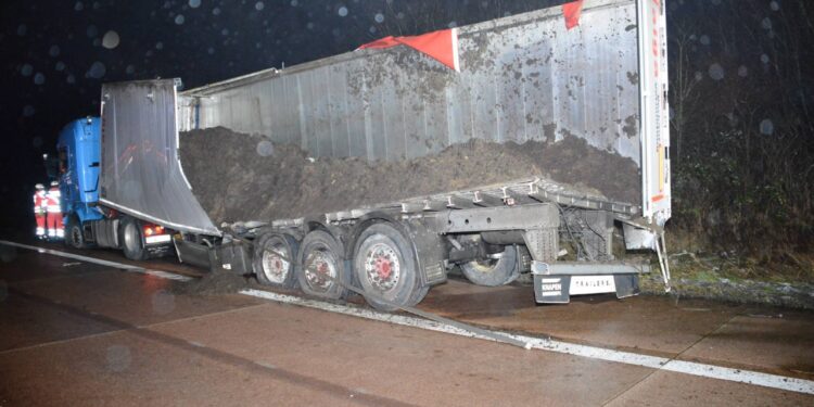 Крупная авария на севере Германии: грузовик с навозом врезался в мост, пострадали 18 человек