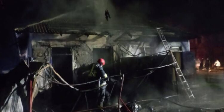 В пожаре в Бельцах погиб мужчина, а трое других были доставлены в больницу