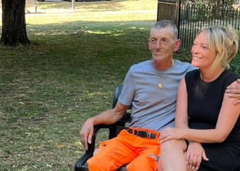 Жители английского городка послали дворника в Португалию, после того, как он едва не лишился подарка из-за бюрократии