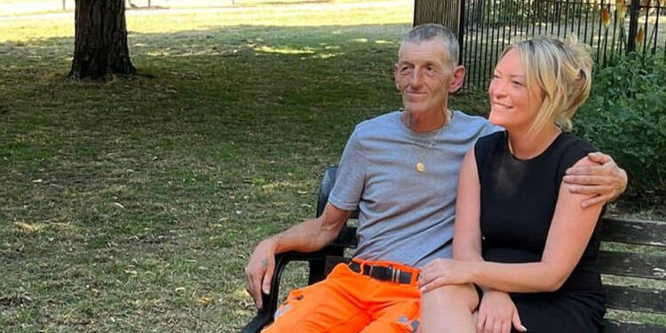 Жители английского городка послали дворника в Португалию, после того, как он едва не лишился подарка из-за бюрократии