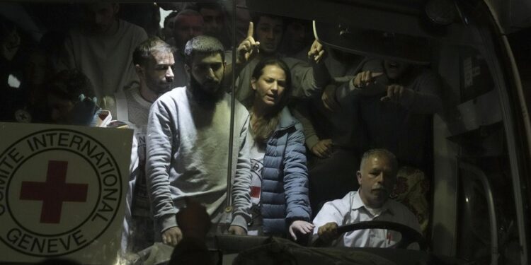 Израиль в рамках соглашения с ХАМАС освободил из тюрем 90 палестинских заключенных