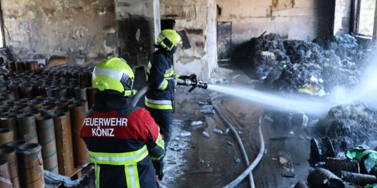 Incendiu puternic în Chișinău. La fața locului au intervenit 7 echipe de pompieri