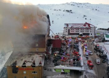 Imagini ca în filmele de acțiune! O moldoveancă a furat o mașină de sub nasul proprietarului, apoi a făcut accident