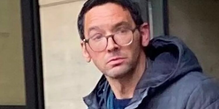 Вор притворился полицейским и ограбил 100-летнюю женщину