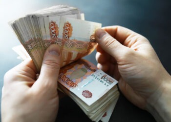 Сотрудник московского банка украл из ячейки клиента 180 миллионов рублей