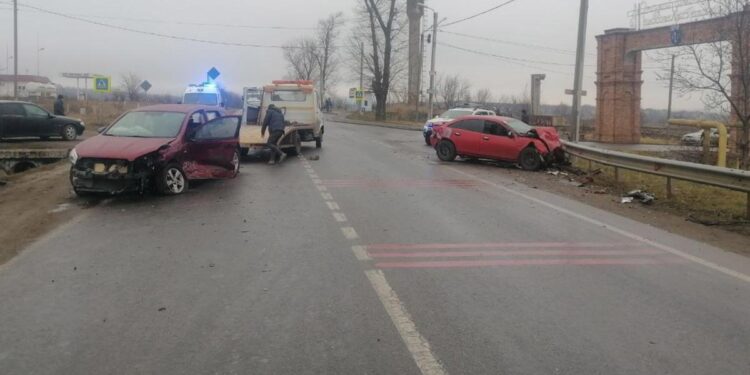 Două mașini implicate într-un accident, la Florești. Sunt victime