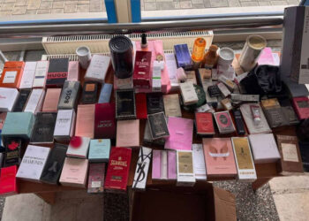 Lot comercial de parfumuri descoperit de vameși într-un microbuz la PTF Leușeni