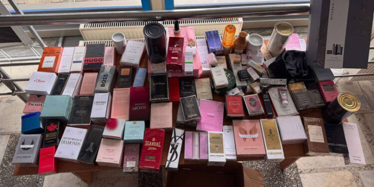 Lot comercial de parfumuri descoperit de vameși într-un microbuz la PTF Leușeni