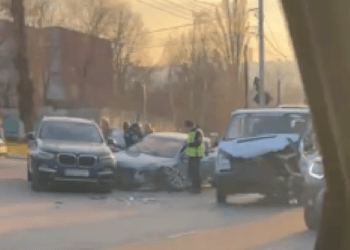 Accident pe strada Vadul lui Vodă: Un BMW, o Skoda și un Ford, grav avariate, după ce s-au lovit într-o intersecție. Un pasager, rănit