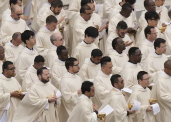 Ватикан разрешил открытым геям становиться священниками