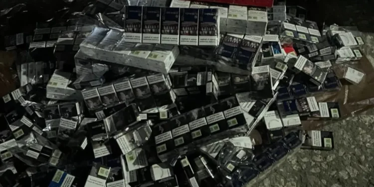 Control vamal la Costești: 630 de pachete de țigări ascunse într-un microbuz