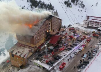 Incendiu la un hotel într-o stațiune de schi din Turcia: cel puțin zece oameni au murit