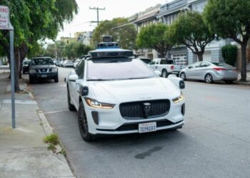 Un bărbat din Los Angeles a rămas blocat într-un taxi autonom Waymo care se învârtea într-o parcare
