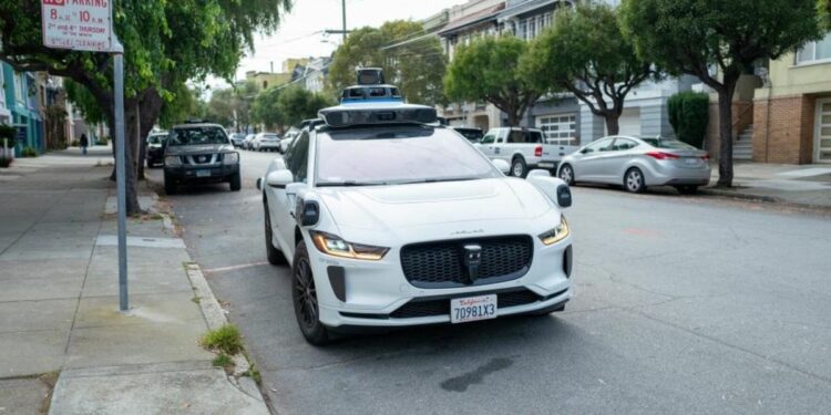 Un bărbat din Los Angeles a rămas blocat într-un taxi autonom Waymo care se învârtea într-o parcare
